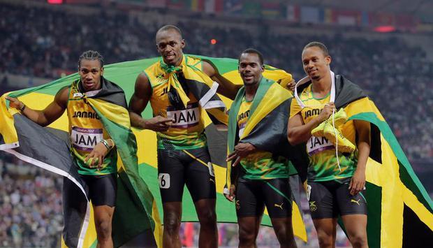 Yohan Blake, Usain Bolt, Nesta Carter und Michael Frater (v.l.) auf der Ehrenrunde. Foto: Michael Kappeler