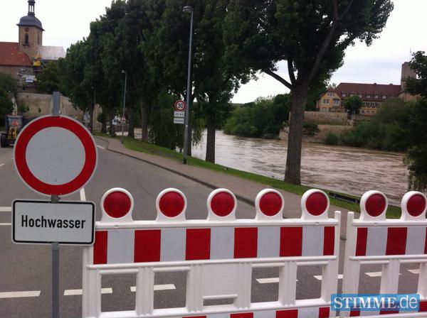 Das Wasser ist in der Lauffener Kiesstra&szlig;e ist inzwischen abgelaufen, die Stra&szlig;e aber noch gesperrt.
