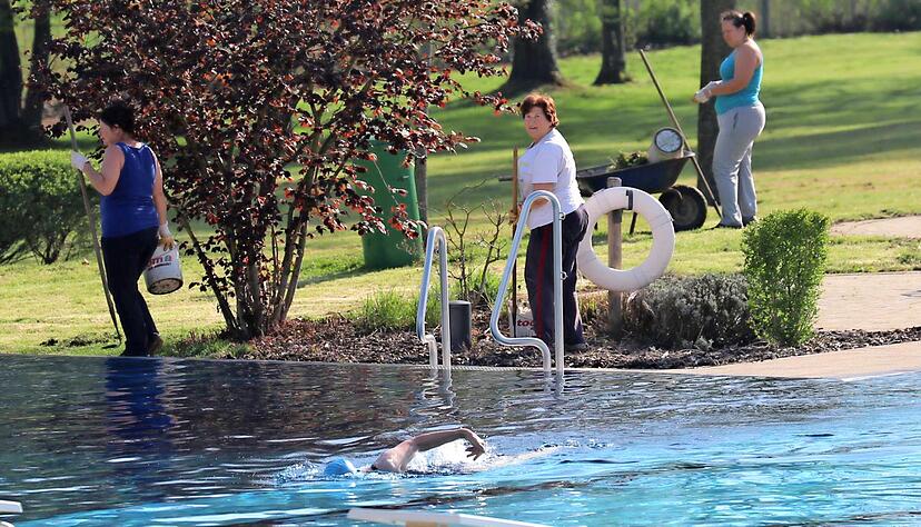 Während am Rande noch Pflege- und Reinigungsarbeiten durchgeführt werden, erobern die ersten Schwimmer in Gemmingen schon das Becken.
Foto: Nicole Theuer Während am Rande noch Pflege- und Reinigungsarbeiten durchgeführt werden, erobern die ersten Schwimmer in Gemmingen schon das Becken.
Foto: Nicole Theuer