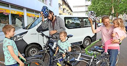 Familie Bücker ist hoch mobil: Mit dem Fahrrad geht"s zum Carsharing-Angebot in der Heilbronner Turmstraße. Hier steht der praktische Neunsitzer.
Fotos: Ralf Seidel