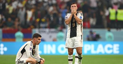Die deutschen Fu&szlig;ball-Nationalspieler Kai Havertz (l) und Niclas F&uuml;llkrug k&ouml;nnen ihre Entt&auml;uschung nicht verbergen. Die DFB-Elf besiegte zwar - mit M&uuml;he - Costa Rica im letzten WM-Vorrundenspiel, aber weil Japan Spanien schlug, ist Deutschland ausgeschieden.