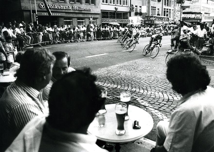 Coca-Cola-Trophy 6. August 1988: Die 10. Internationale Trophy führt durch Heilbronn. Die Rennsportler biegen von der Kaiserstraße in Richtung Rathaus ein.
