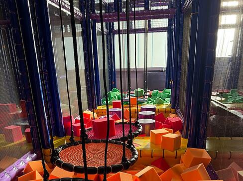 Sportliche Herausforderungen und Spaßzonen vereinen Action und Bewegung.