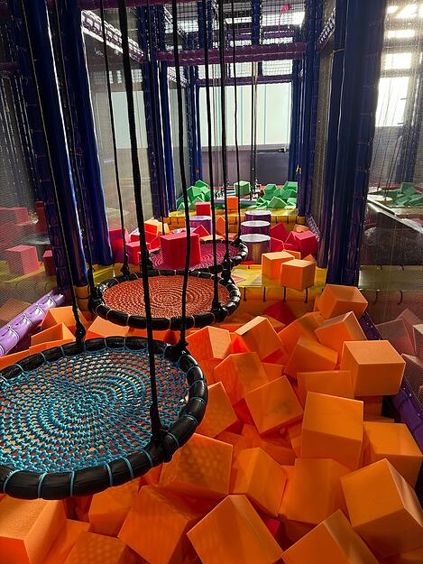 Sportliche Herausforderungen und Spaßzonen vereinen Action und Bewegung.