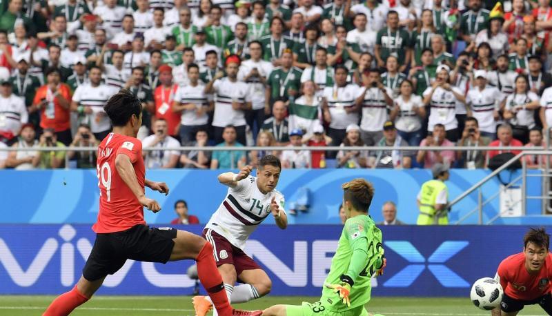 Ex-Leverkusen-Profi Chicharito (2.v.l) schießt zum 2:0 für Mexiko ein.