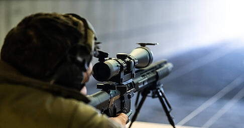 Ein Mitglied eines Schützenvereins zielt mit einer Hera 15th AR-15 im Kaliber .223 auf einem 100 Meter Schießstand auf die Scheibe.