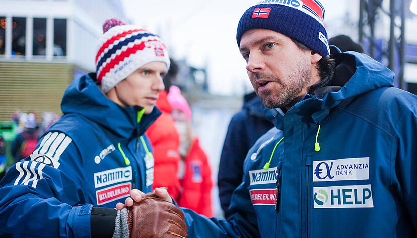 Zwei, die seit der WM in Trondheim in der Kritik stehen: Norwegens Ex-Trainer Magnus Brevig (rechts) und Weltmeister Marius Lindvik. Sein Titel von der Normalschanze ist ihm trotz eines manipulierten Anzuges nicht aberkannt worden.