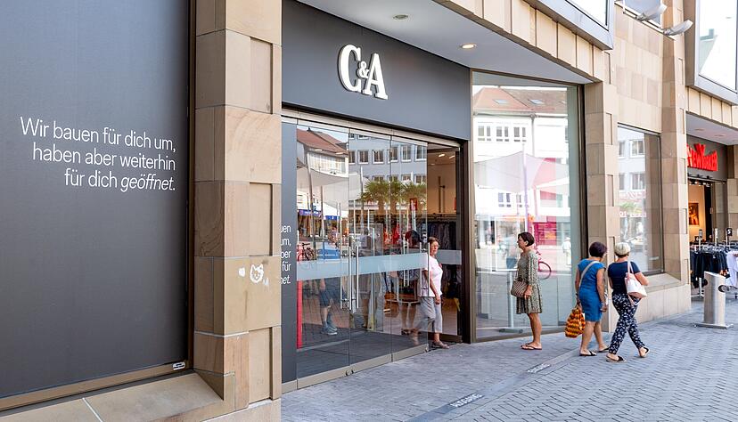 Die C&A-Filiale am Heilbronner Kiliansplatz wird derzeit umgebaut. Der Verkauf im Bekleidungshaus geht allerdings weiter. Bald wird offiziell Wiedereröffnung gefeiert. Die C&A-Filiale am Heilbronner Kiliansplatz wird derzeit umgebaut. Der Verkauf im Bekleidungshaus geht allerdings weiter. Bald wird offiziell Wiedereröffnung gefeiert.