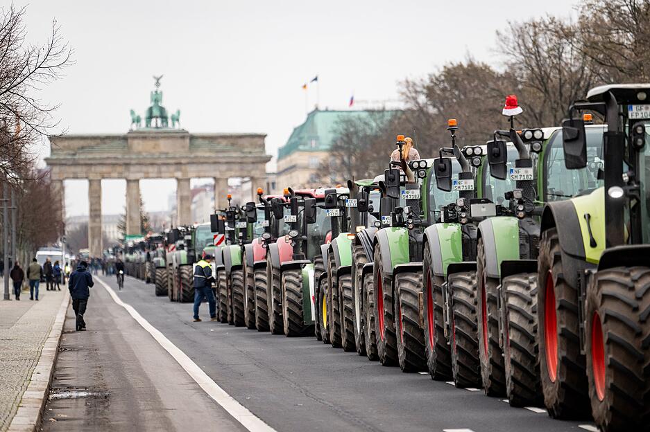 Landwirte in Berlin nehmen mit Traktoren mit der Aufschrift "Stirbt der Bauer stirbt das Land" auf einer Demonstration des Deutschen Bauernverbandes unter dem Motto "Zu viel ist zu viel! Jetzt ist Schluss!" teil.