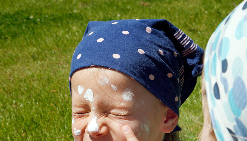 Gerade Kinder sollten in der Sonne auf ausreichend Schutz achten. Gerade Kinder sollten in der Sonne auf ausreichend Schutz achten.