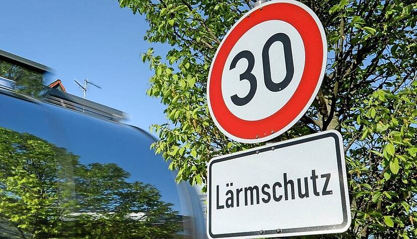 Auf der Bundesstraße 27 bei Neckarsulm und Bad Friedrichshall gilt bald Tempo 30. (Symbolbild) Auf der Bundesstraße 27 bei Neckarsulm und Bad Friedrichshall gilt bald Tempo 30. (Symbolbild)