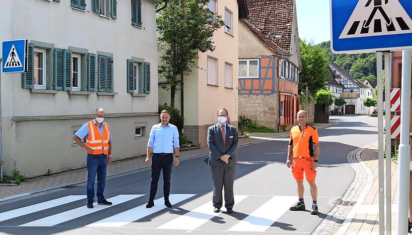 Auf dem neuen Zebrastreifen (v.l.): J&uuml;rgen Amann (LRA), B&uuml;rgermeister Andy K&uuml;mmerle, Patrick Hauser (LRA) und Ralf Karle (Gemeinde D&ouml;rzbach).
Foto: Tamara Ludwig