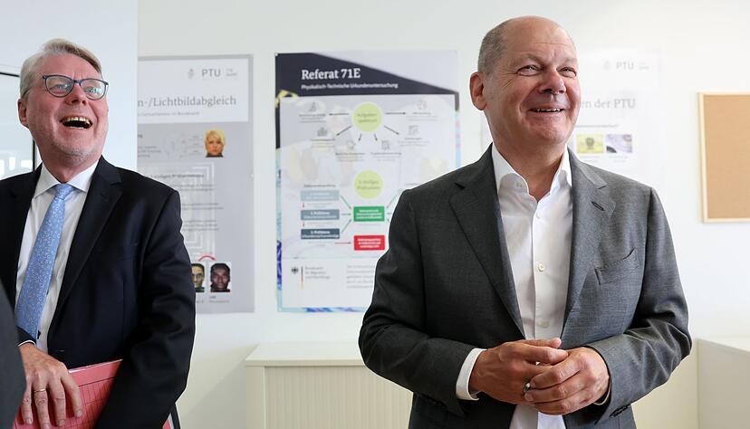 Im Juli hatte Bundeskanzler Olaf Scholz (SPD) - hier mit Bamf-Pr&auml;sident Hans-Eckhard Sommer - das Bundesamt f&uuml;r Migration und Fl&uuml;chtlinge (Bamf) in N&uuml;rnberg besucht. (Archivbild)