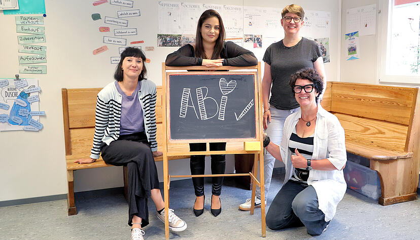 Abi geschafft: Lina Yelda (2.v.l.) freut sich mit Marline Sch&uuml;tt (l.), Tanja Heuver und Susanne Kugel. Foto: Lina Bihr