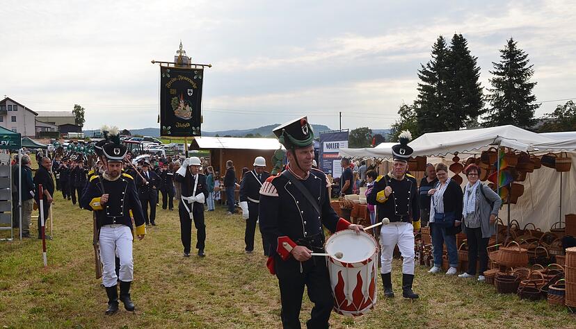 Mit dem Einzug der Marktwache, den Bartholomäusreitern und dem Spielmannszeug sowie der Verlesung der Proklamation beginnt der Bartholomäusmarkt ganz offziell, auch wenn da schon drei Stunden lang gehandelt wird.
