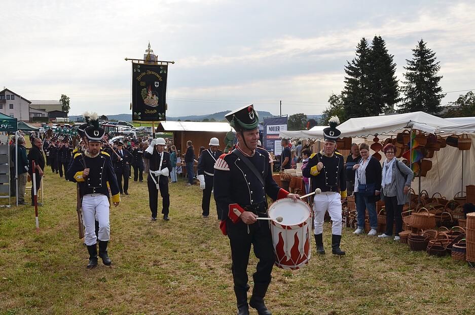 Mit dem Einzug der Marktwache, den Bartholomäusreitern und dem Spielmannszeug sowie der Verlesung der Proklamation beginnt der Bartholomäusmarkt ganz offziell, auch wenn da schon drei Stunden lang gehandelt wird.