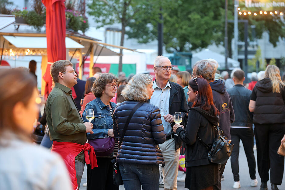 Bereits in den ersten Festtagen sind viele Besucher zum Heilbronner Weindorf gekommen.