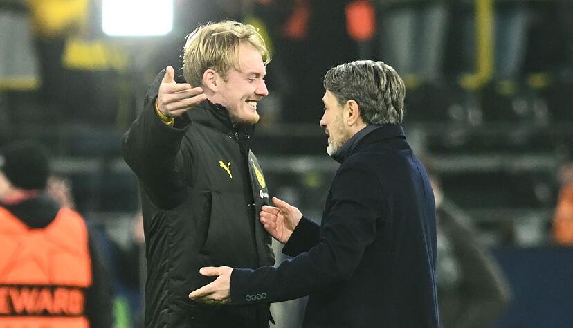 Erlösung nach drei sieglosen Dortmunder Spielen am Stück: BVB-Trainer Niko Kovac (r) umarmt Julian Brandt.