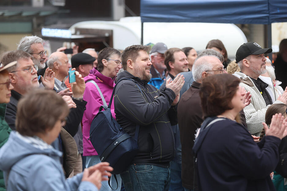 Die Zuschauer lauschen in Heilbronn den verschiedenen Gruppen bei ihren Auftritten bei der Magie der Stimmen.