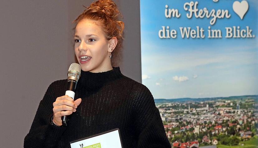 Amelie Pfeil von der TG Böckingen ist bei der Unterländer Sportlerwahl auf Rang zwei gelandet. Am Samstag turnt die 14-Jährige in Stuttgart.
Foto: Andreas Veigel Amelie Pfeil von der TG Böckingen ist bei der Unterländer Sportlerwahl auf Rang zwei gelandet. Am Samstag turnt die 14-Jährige in Stuttgart.
Foto: Andreas Veigel