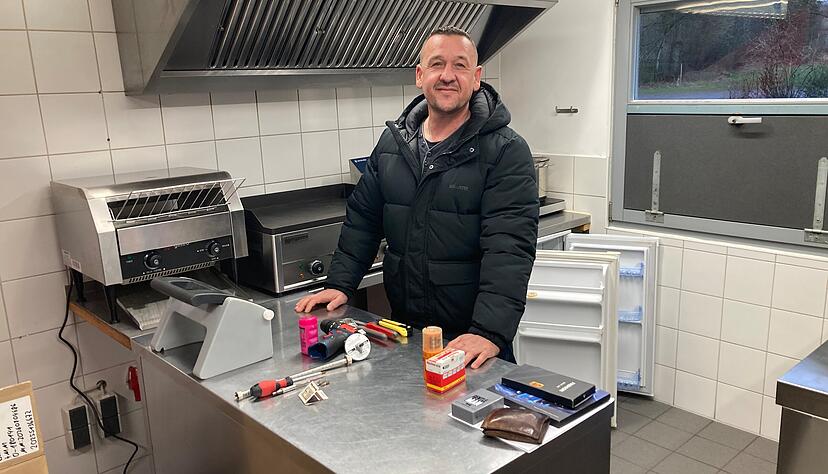 In der K&uuml;che wird Energie ben&ouml;tigt. Wenn der Imbissp&auml;chter, aktuell ist es 
Thomas Brodbeck, den Strom vom Dach verwertet, amortisiert sich die Anlageschneller.