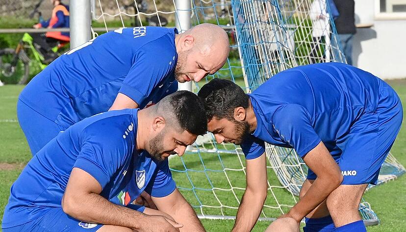 Früher Schock: In der Anfangsphase der Partie am Donnerstag in Kürnbach verletzte sich Torhüter Mario Schenk schwer. Der Kapitän wird dem TSV Ittlingen im Saisonfinale und dem Kampf um den Klassenerhalt fehlen.
Foto: Klaus Krüger Früher Schock: In der Anfangsphase der Partie am Donnerstag in Kürnbach verletzte sich Torhüter Mario Schenk schwer. Der Kapitän wird dem TSV Ittlingen im Saisonfinale und dem Kampf um den Klassenerhalt fehlen.
Foto: Klaus Krüger