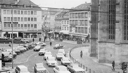 Dreispurig um die Kilianskirche, parken mitten auf dem Platz: In den 70er Jahren war das Nebeneinander von Autos und Passanten in der Heilbronner Innenstadt noch eine Selbstverständlichkeit.Fotos: Archiv Dreispurig um die Kilianskirche, parken mitten auf dem Platz: In den 70er Jahren war das Nebeneinander von Autos und Passanten in der Heilbronner Innenstadt noch eine Selbstverständlichkeit.Fotos: Archiv