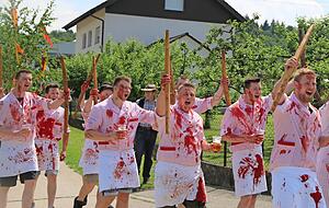 Sieht blutr&uuml;nstig aus, ist aber Kult: Die Gruppe der Metzger geh&ouml;rt zum Umzug wie der Eiffelturm zu Paris.