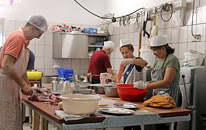 Ein Familienbetrieb, der den Namen verdient: Bei den Uhls helfen zahlreiche flei&szlig;ige H&auml;nde mit &minus; so etwa auch Helmut, Bruder des Chefs (links).