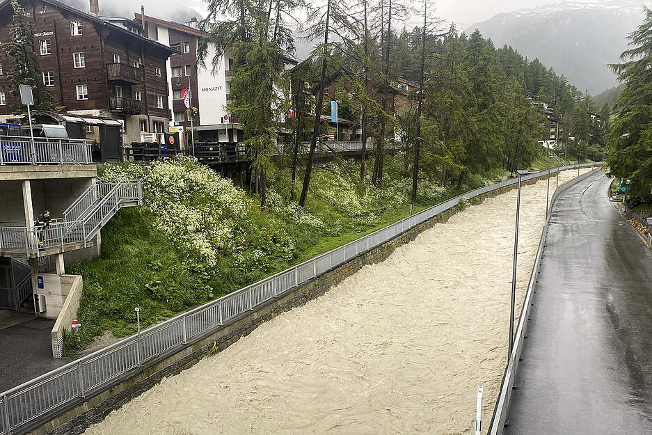 Die Zugstrecke zwischen Visp und Zermatt blieb wegen der Hochwassergefahr vorerst weiter gesperrt. Die Zugstrecke zwischen Visp und Zermatt blieb wegen der Hochwassergefahr vorerst weiter gesperrt.