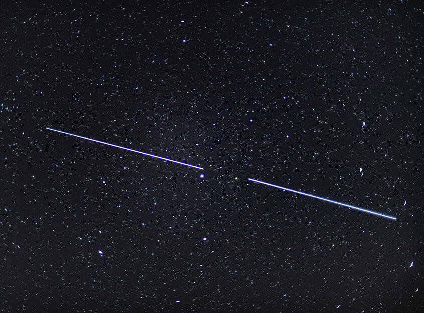 Diese Satelliten sind häufig in einer Linie aneinander aufgereiht von der Erde aus sichtbar. Diese Satelliten sind häufig in einer Linie aneinander aufgereiht von der Erde aus sichtbar.