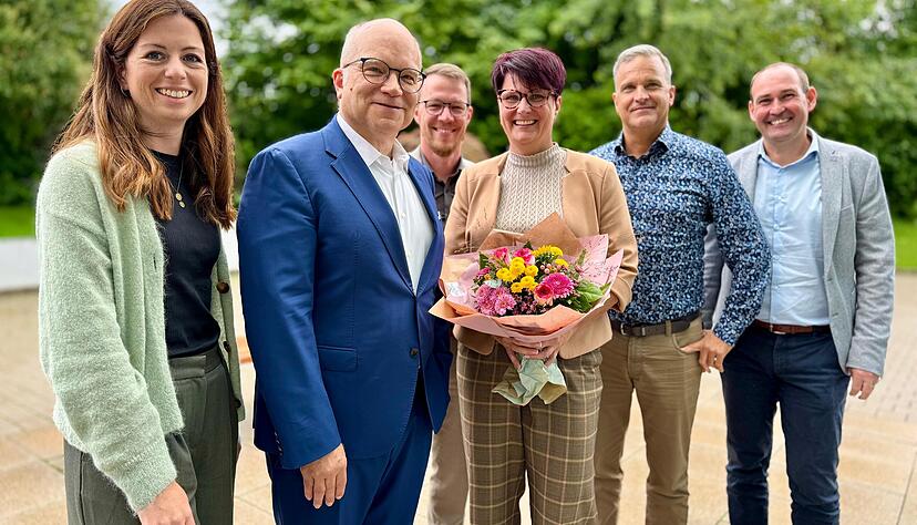 Magdalena Schmidt (links) übernimmt die Stelle als Geschäftsführerin von Tanja Seegelke. Die beiden sind zu sehen mit Landrat Norbert Heuser (v.l.) und den Vorstandsmitgliedern Andreas Zaffran, Uwe Mosthaf sowie Jochen Winkler. Magdalena Schmidt (links) übernimmt die Stelle als Geschäftsführerin von Tanja Seegelke. Die beiden sind zu sehen mit Landrat Norbert Heuser (v.l.) und den Vorstandsmitgliedern Andreas Zaffran, Uwe Mosthaf sowie Jochen Winkler.