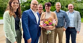 Magdalena Schmidt (links) übernimmt die Stelle als Geschäftsführerin von Tanja Seegelke. Die beiden sind zu sehen mit Landrat Norbert Heuser (v.l.) und den Vorstandsmitgliedern Andreas Zaffran, Uwe Mosthaf sowie Jochen Winkler. Magdalena Schmidt (links) übernimmt die Stelle als Geschäftsführerin von Tanja Seegelke. Die beiden sind zu sehen mit Landrat Norbert Heuser (v.l.) und den Vorstandsmitgliedern Andreas Zaffran, Uwe Mosthaf sowie Jochen Winkler.