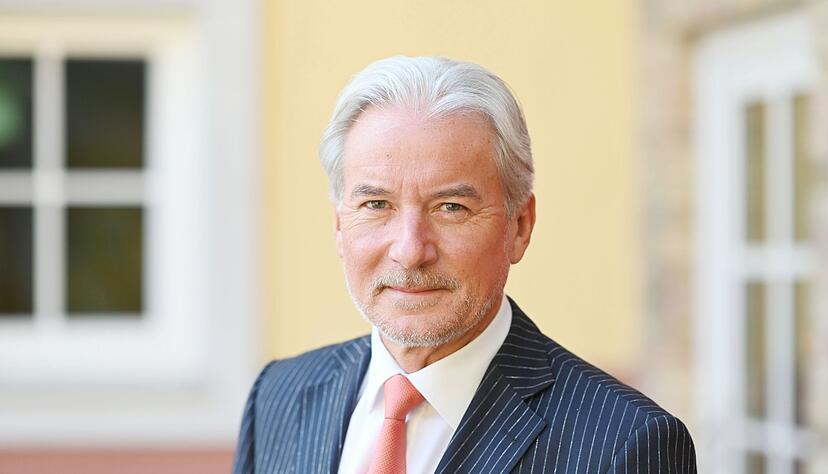 Der Baden-Badener Oberbürgermeister Dietmar Späth (parteilos) hat während seiner monatelangen Krankschreibung betrunken einen Unfall gebaut. (Archivbild) Der Baden-Badener Oberbürgermeister Dietmar Späth (parteilos) hat während seiner monatelangen Krankschreibung betrunken einen Unfall gebaut. (Archivbild)