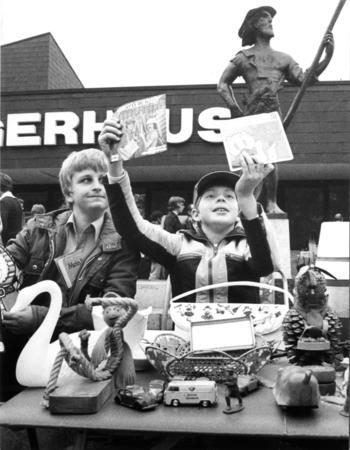 1977. So etwas hat der Böckinger Seeräuber noch nicht erlebt. Buntes Treiben herrscht beim Flohmarkt des Jugendbereichs vor dem Bürgerhaus.