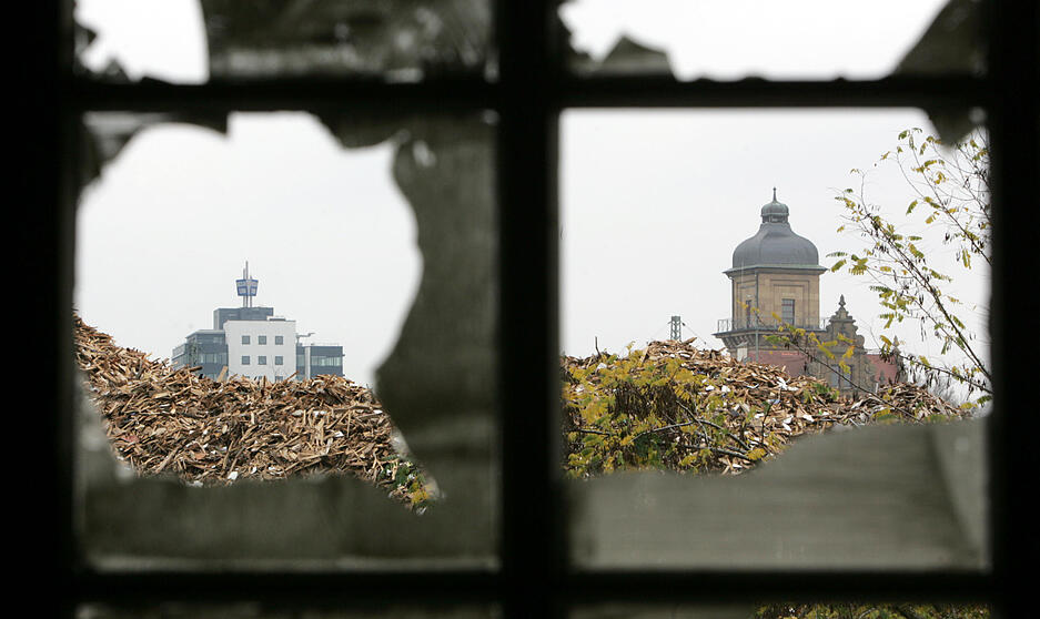 Zusammengestellt von Archiv und Dokumentation der Heilbronner Stimme -
Blick durch kaputte Scheiben einer Lagerhalle auf die Türme der Heilbronner Innenstadt im November 2004. Früher gehörte das Fruchtschuppenareal zum Hafengelände, später zum Güterbahnhof. Daher stammt der Name des Gebiets.