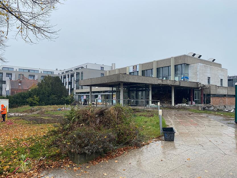 Die Abrissarbeiten des Rappsodie-Hallenbades haben begonnen.