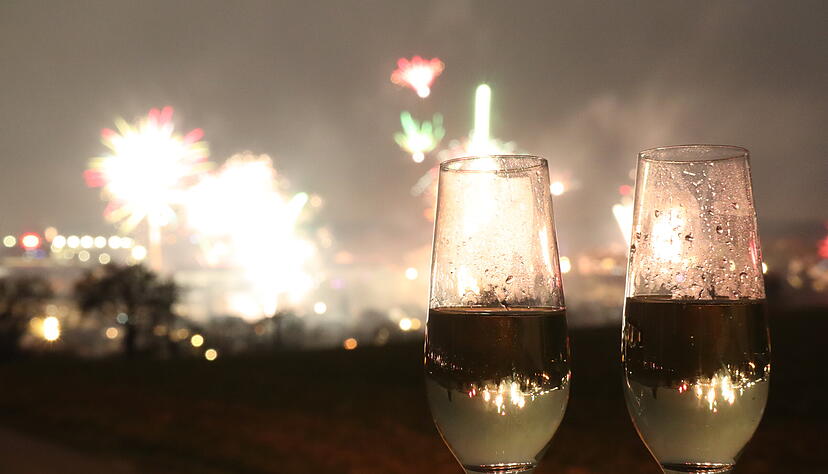 Silvesterraketen leuchten über Öhringen. Silvesterraketen leuchten über Öhringen.