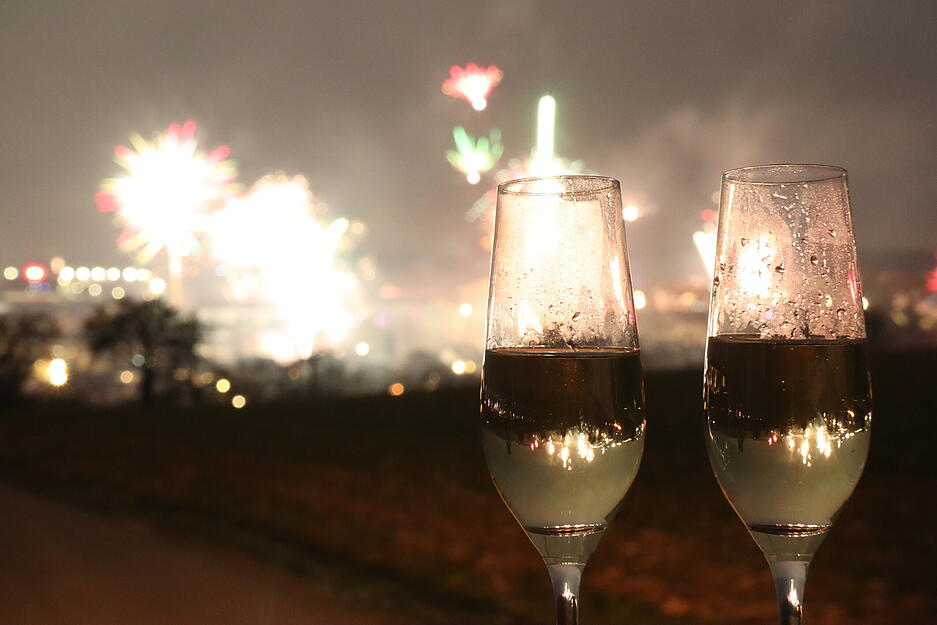 Silvesterraketen leuchten &uuml;ber &Ouml;hringen.