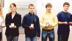 Oberbürgermeister Helmut Himmelsbach hat jetzt fünf der Robert-Mayer-Preisträger in seinem Amtszimmer ausgezeichnet. (Foto: Dittmar Dirks) Oberbürgermeister Helmut Himmelsbach hat jetzt fünf der Robert-Mayer-Preisträger in seinem Amtszimmer ausgezeichnet. (Foto: Dittmar Dirks)