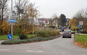 Die Einfahrt ins Wohngebiet Theodor-Heuss-Siedlung wird für den regulären Verkehr gesperrt. Die Straße Im Wiesental wird vorübergehend zum ZOB.
Fotos: Andreas Veigel