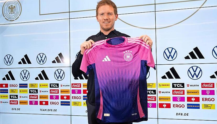 Bundestrainer Julian Nagelsmann präsentiert auf einer Pressekonferenz das neue offizielle EM-Trikot des DFB-Teams. Bundestrainer Julian Nagelsmann präsentiert auf einer Pressekonferenz das neue offizielle EM-Trikot des DFB-Teams.