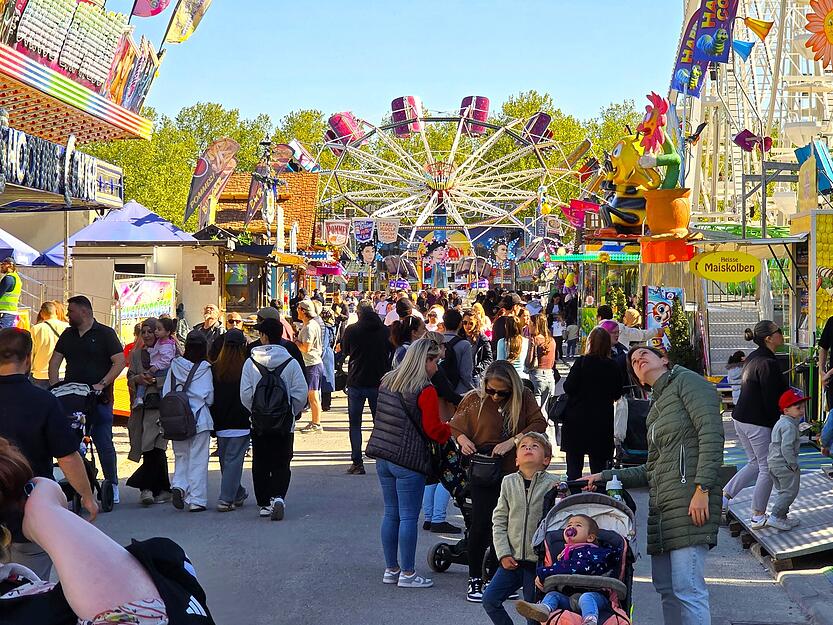 Zum Auftakt des Maifests str&ouml;men die ersten Besucher auf die Theresienwiese.