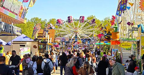 Zum Auftakt des Maifests str&ouml;men die ersten Besucher auf die Theresienwiese.