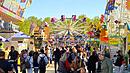 Zum Auftakt des Maifests str&ouml;men die ersten Besucher auf die Theresienwiese.