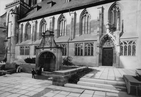 Kiliansplatz und Siebenröhrenbrunnen 1974. An der Südfront der Kilianskirche lädt der neugestaltete Platz um den Siebenröhrenbrunnen mit seinen Sitzbänken zum Verweilen ein.
Foto: HSt-Archiv.