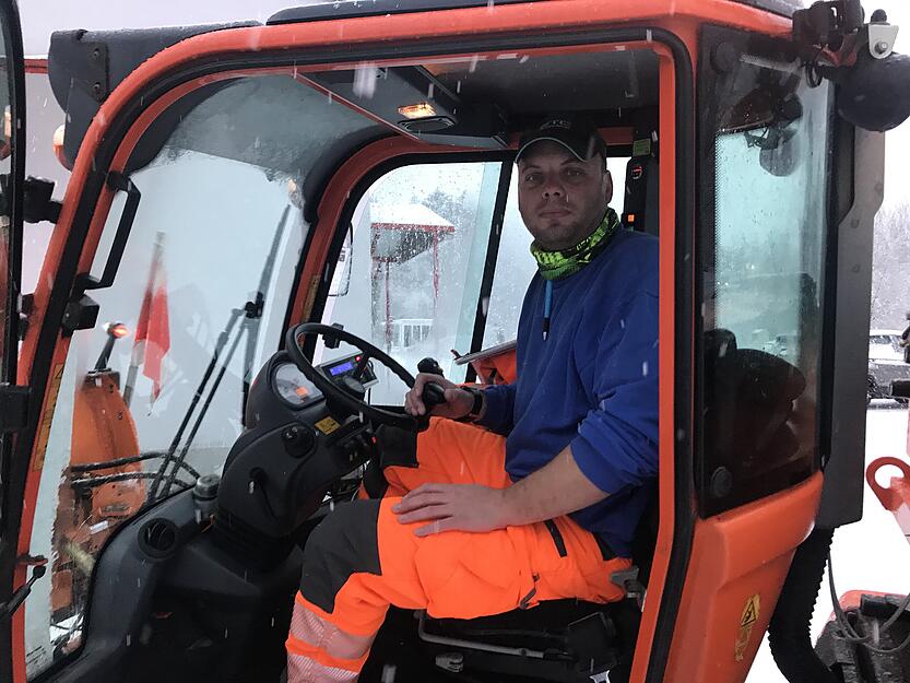Carsten Buster (36), Gemeindemitarbeiter vom Bauhof. &bdquo;Es war auch schon schlimmer mit dem Schnee.&ldquo;