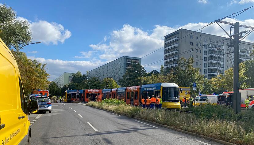 Nahe dem Alexanderplatz werden Menschen bei einem schweren Unfall verletzt.