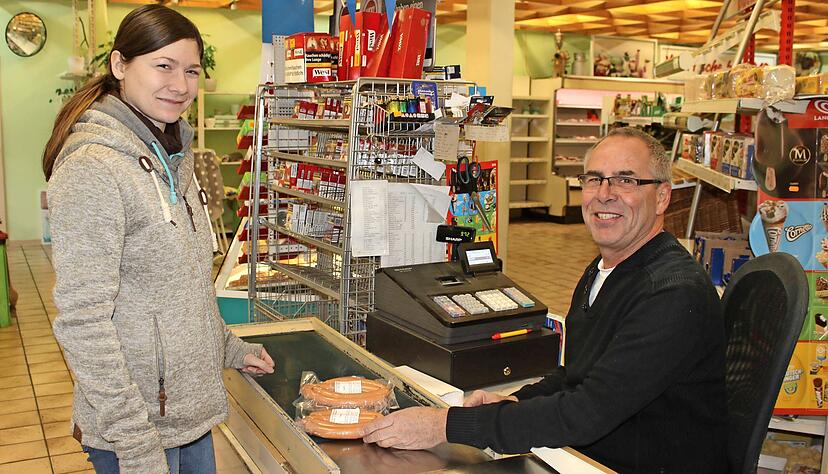 Schnell noch Saitenw&uuml;rstle holt Corinna Hau&szlig;ler. Die Untersteinbacherin bedauert es, dass Elke und Manfred Metzger ihren Laden aufgeben m&uuml;ssen.
Foto: Regina Koppenh&ouml;fer