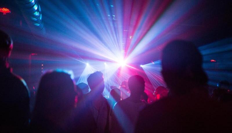 Das Ausgehverhalten hat sich in den vergangenen Jahren gewandelt. Jugendkulturforscher Bernhard Heinzlmaier glaubt aber nicht an ein Ende der Clubkultur. Themenfoto: dpa